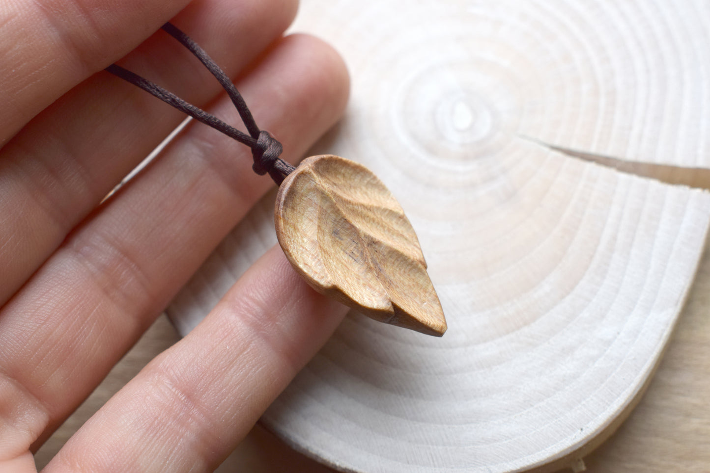 Leaf pendant in sycamore