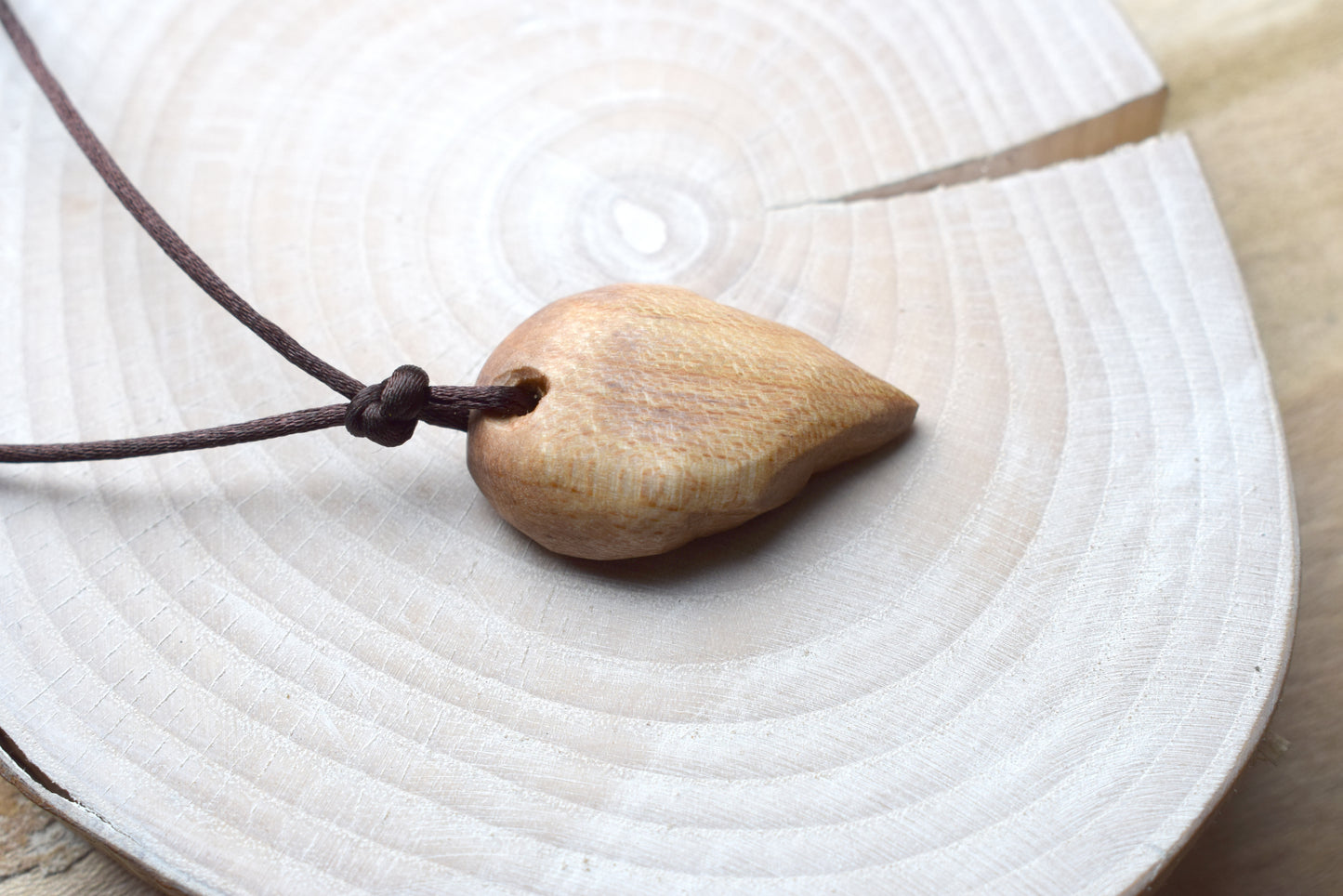 Leaf pendant in sycamore