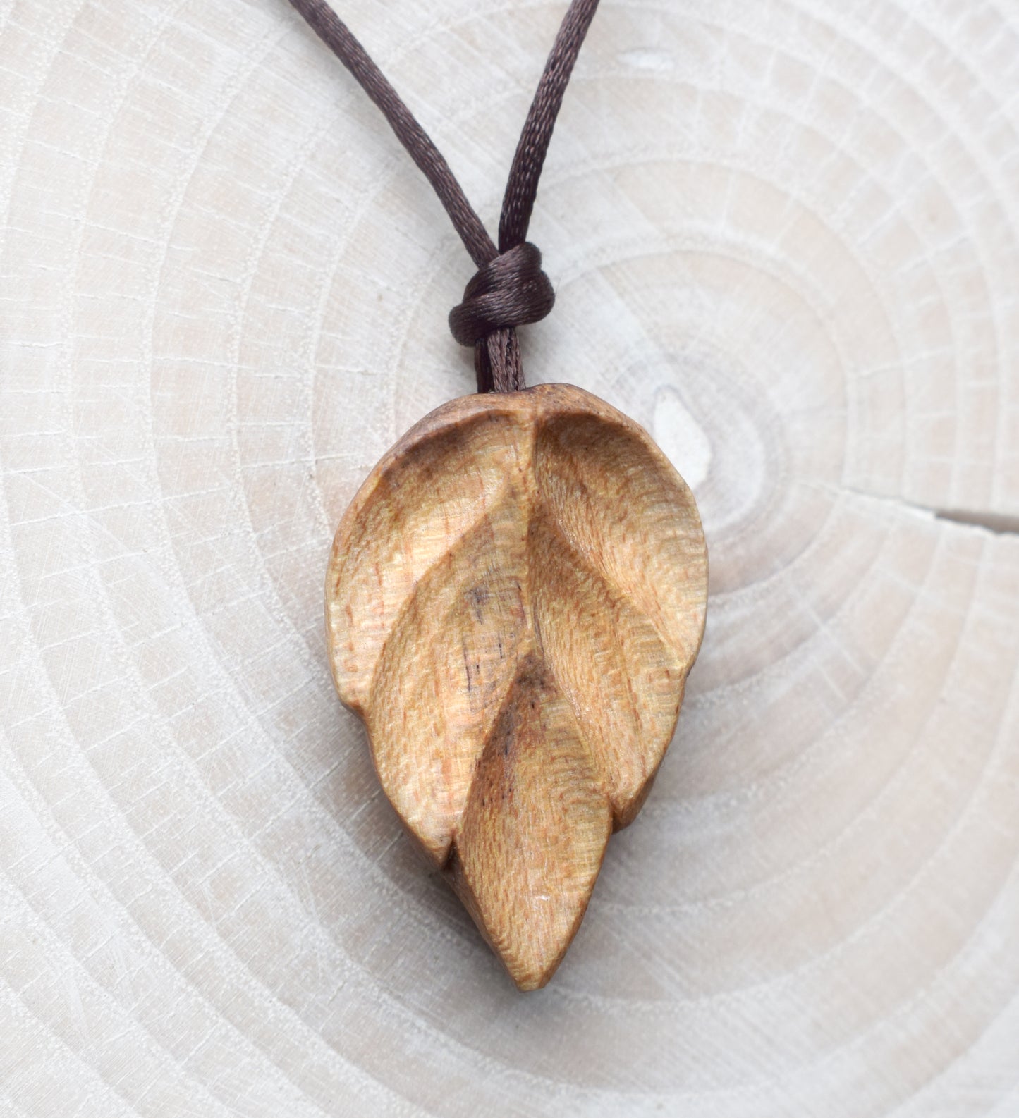 Leaf pendant in sycamore